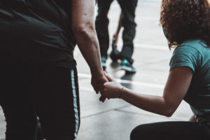 Guida e partecipante corso CrossFit per mano