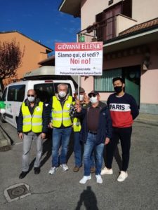 Gruppo tandem Polisportiva con cartello per Giovanni Ellena