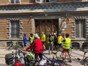 Gruppo tandem esplora palazzina liberty nel centro di Torino