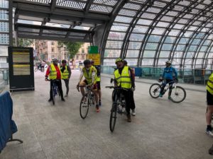 Gruppo tandem nella stazione di Porta Susa