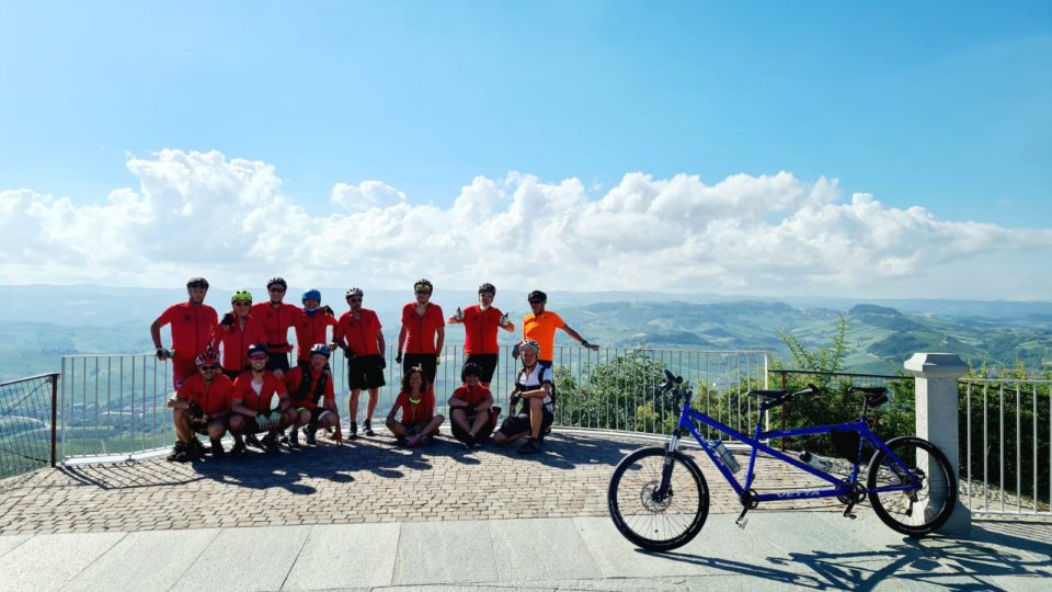 Il gruppo tandem della Polisportiva su una terrazza panoramica nelle Langhe