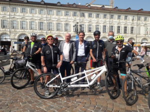 Il gruppo tandem con i nuovi mezzi donati da Caffè Costadoro