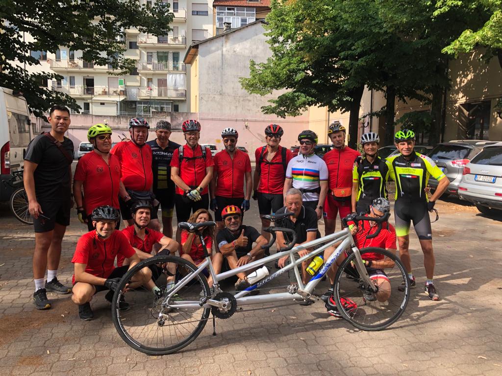 Il gruppo tandem della Polisportiva UICI Torino alla partenza del Tour della Birra