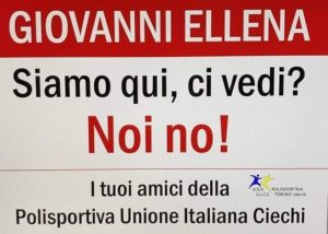 Cartello con scritta "Giovanni Ellena. Siamo qui, ci vedi? Noi no! I tuoi amici della Polisportiva Unione Ciechi