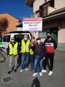 Il gruppo tandem della Polisportiva con in mano il cartello
