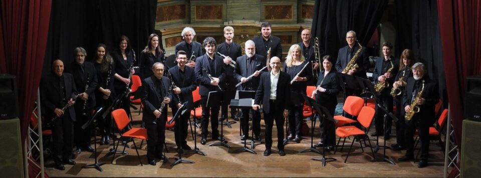 La Wind Evergreen Band durante un concerto