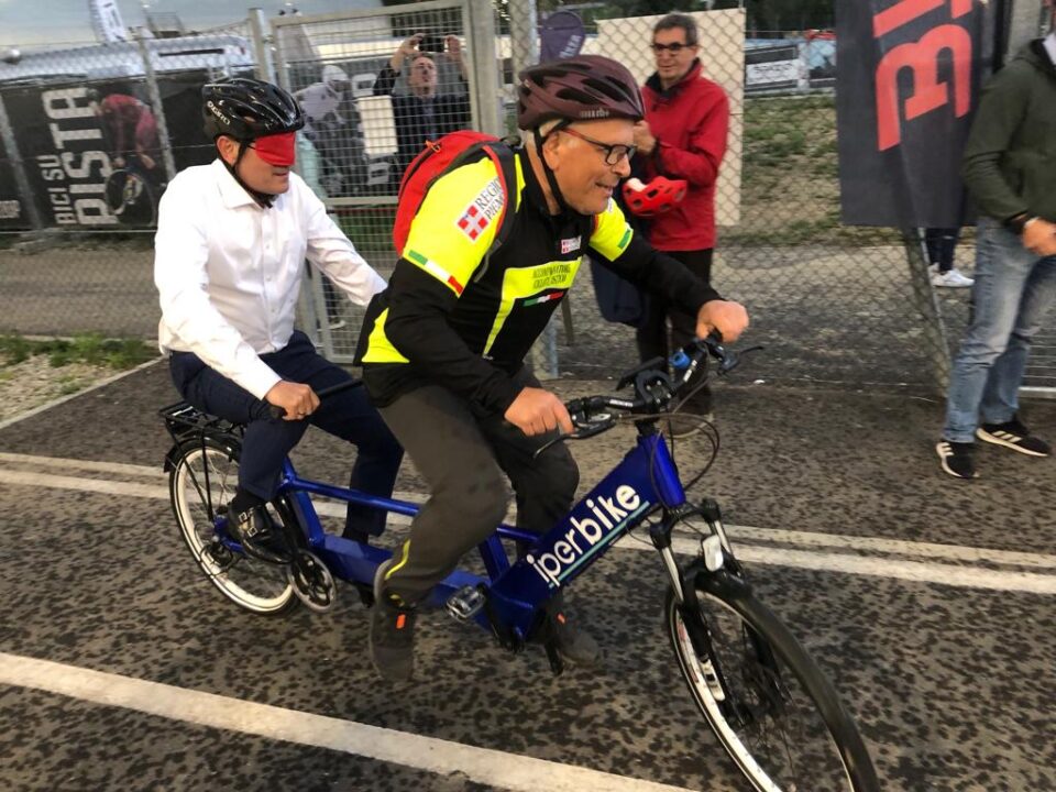 Un equipaggio tandem al Motovelodromo di Torino, durante l'open day del tandem, 10 maggio 2023