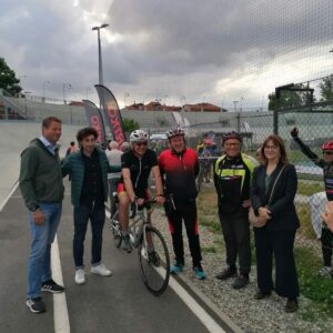 Opan day tandem, Motovelodromo di Torino. Foto di gruppo: volontari con la vicesindaca della Città di Torino, Michela Favaro