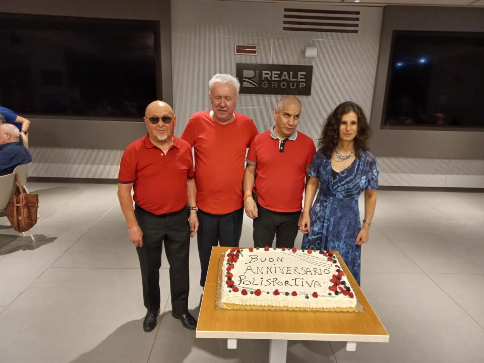 La torta con scritta "Buon anniversario Polisportiva". In rappresentanza dell'associazione, Presidente, vicepresidente e due consiglieri
