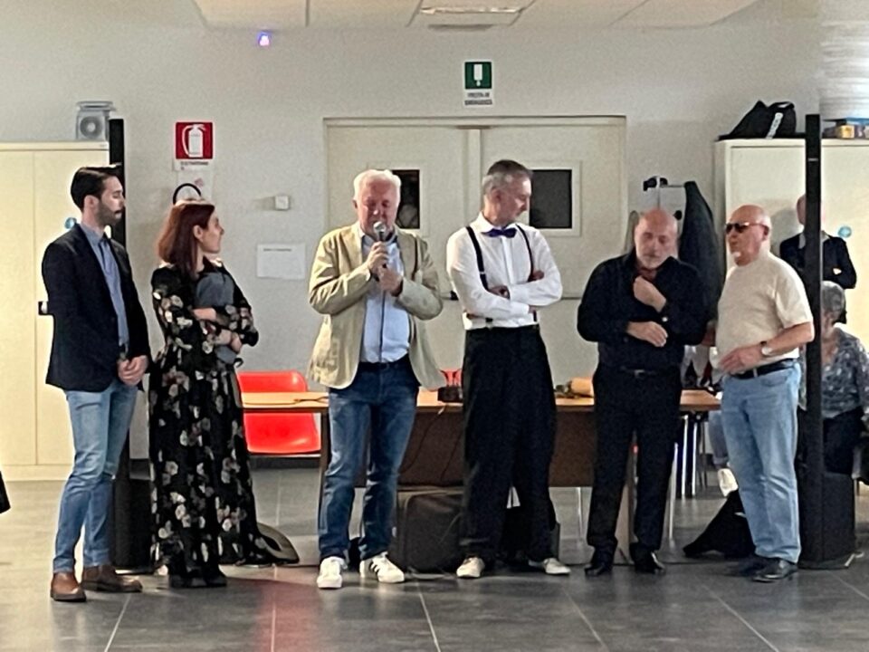 Due giovani del Leo Club Torino Superga consegnano a Paolo Garganese il Bastone Elettronico Lions. Presenti anche il presidente della Polisportiva Ivano Zardi, il maestro di tango Ruggero Gallo e altri soci