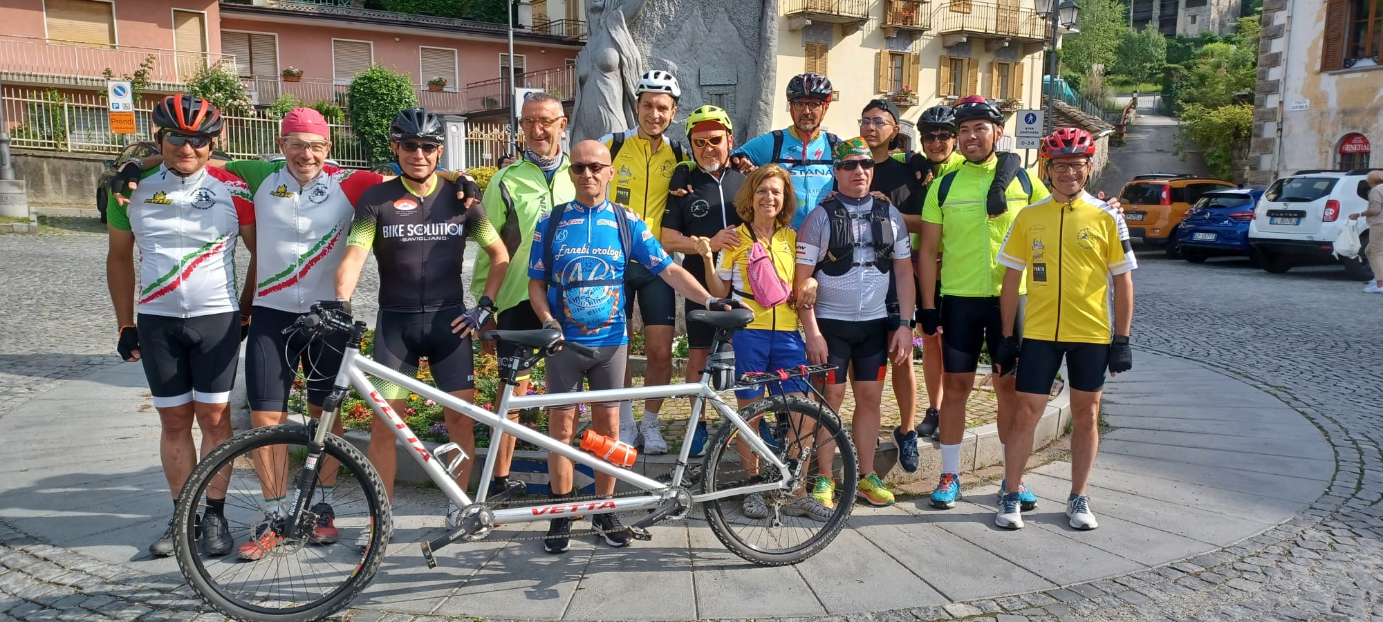 Il gruppo tandem durante il Tour del Canavese, partenza da Vico Canavese