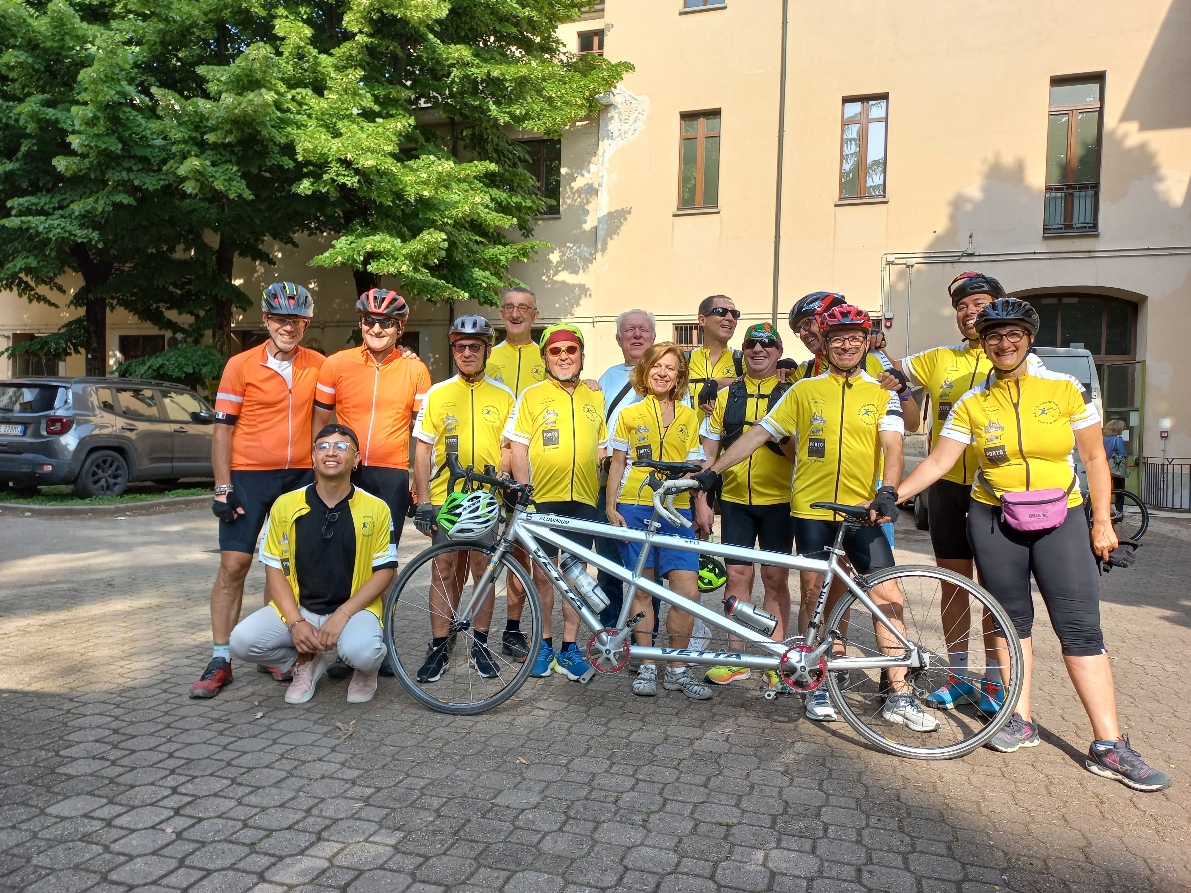 Il gruppo tandem impegnato nel tour del Canavese in partenza dalla sede della Polisportiva