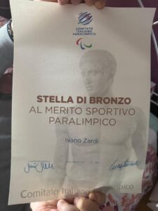La pergamena che accompagna la stella di bronzo conferita dal CIP al Presidente della Polisportiva Ivano Zardi